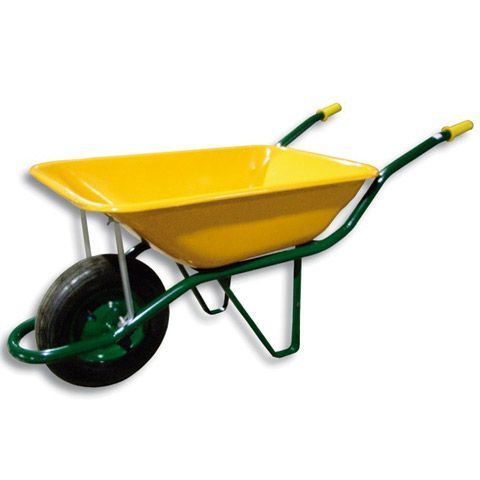 Una carretilla amarilla con mangos verdes sobre un fondo blanco