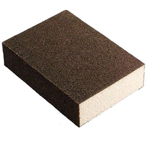 Un primer plano de un bloque de lijado sobre un fondo blanco.