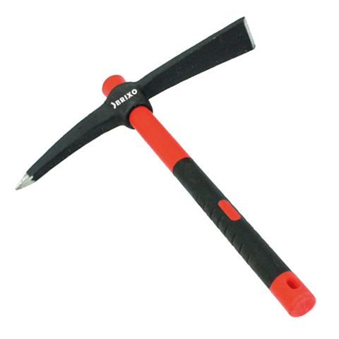 Un pico con un mango rojo y negro que dice briko.