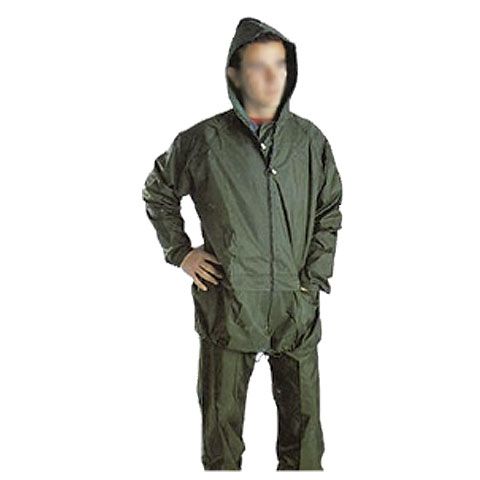 Un hombre lleva un traje de lluvia verde con capucha.
