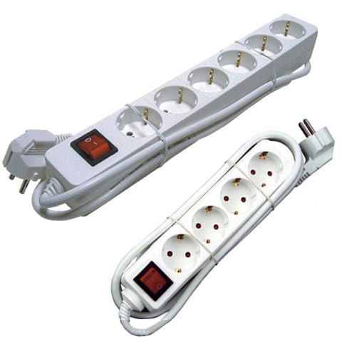 Una regleta con un interruptor rojo