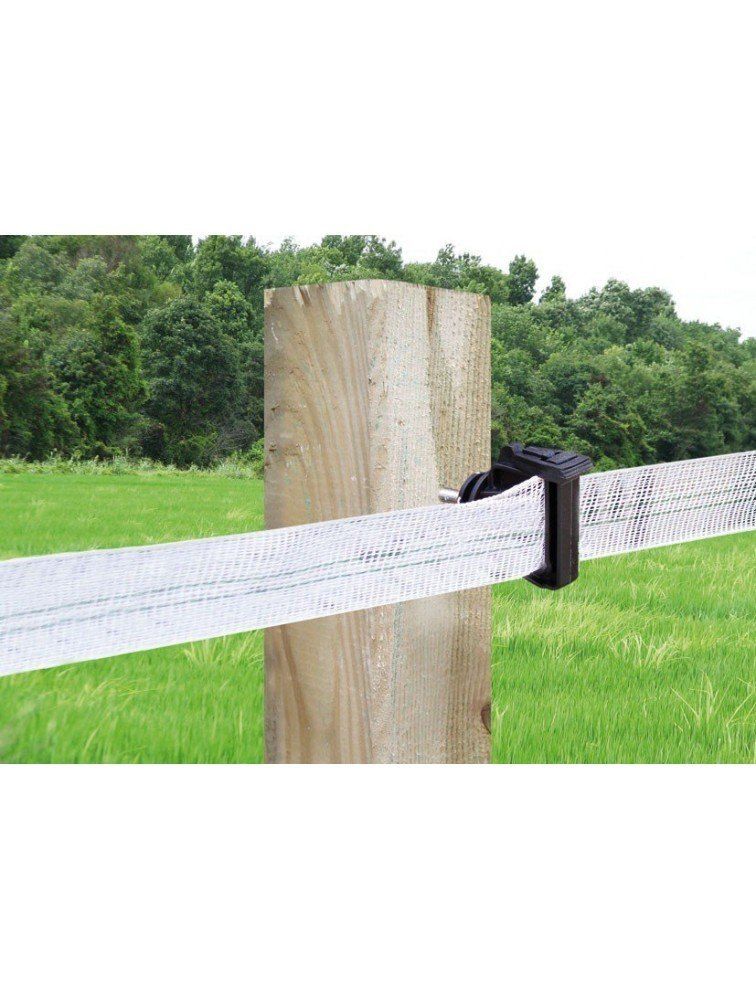 Un poste de madera con una cinta de cerca blanca adherida a él.