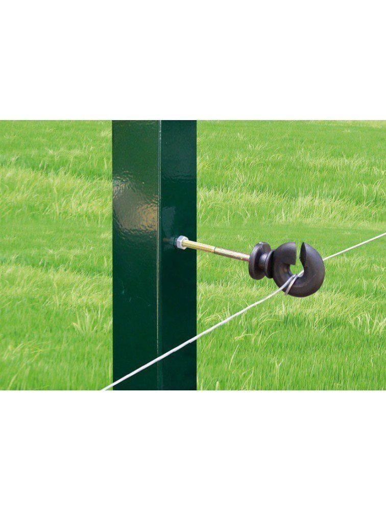 Un poste verde con un cable atado a él en un campo.