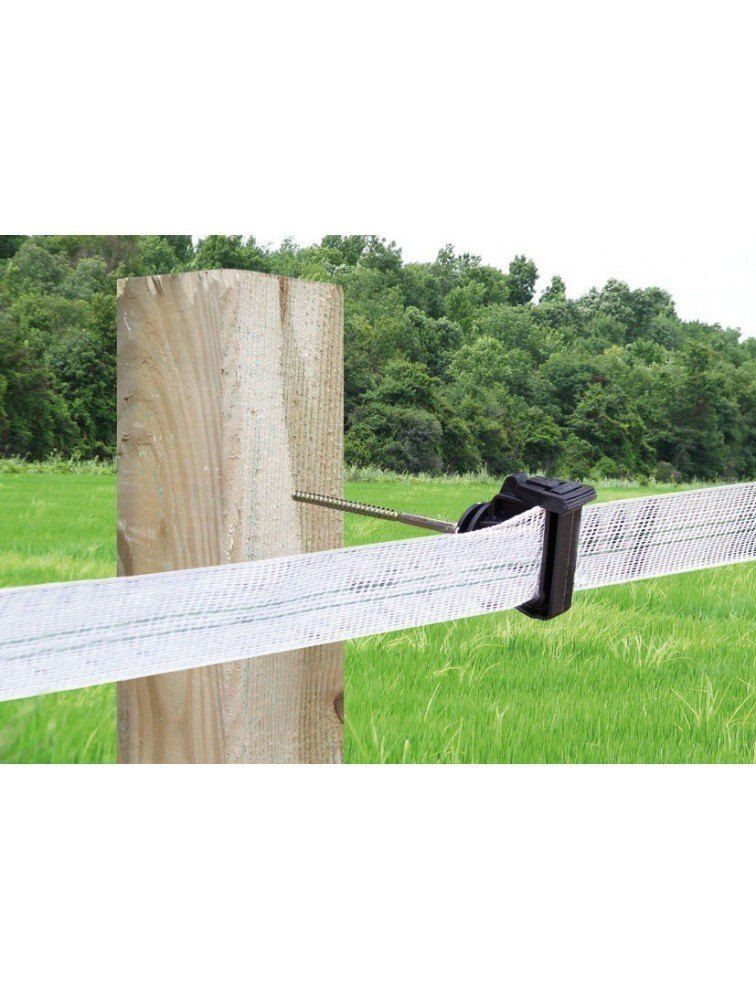 Un poste de madera con un trozo de cinta blanca adherido a él.