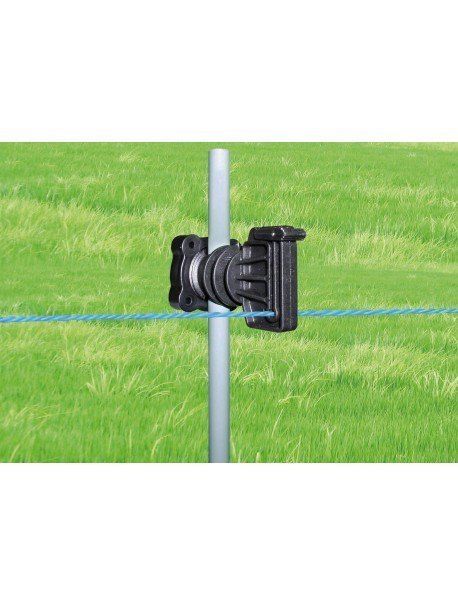 Un poste de cerca está unido a un alambre en un campo de hierba.