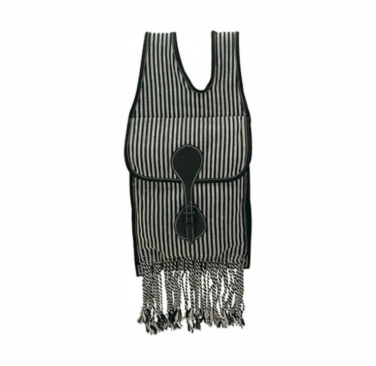 Un bolso de rayas blancas y negras con flecos sobre un fondo blanco.