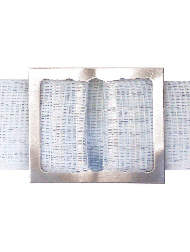 Un cinturón blanco con una hebilla plateada sobre un fondo blanco.