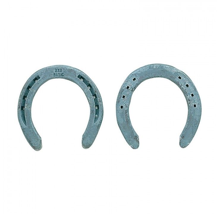 Un par de herraduras sobre un fondo blanco