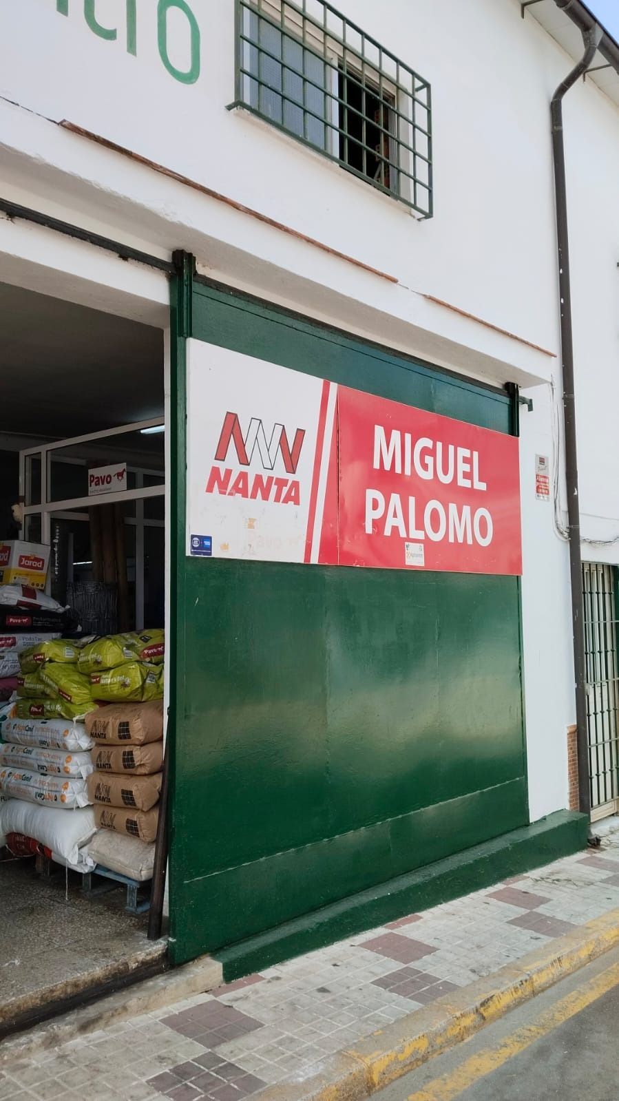 Un escaparate con un cartel que dice Miguel Palomo.