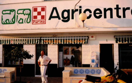 Un hombre se encuentra frente a una tienda llamada Agricentre.