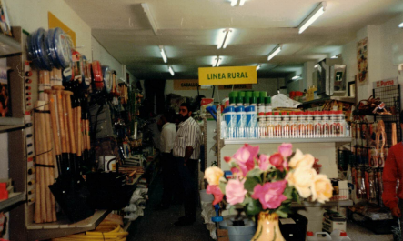 Una tienda con un cartel amarillo que dice linea rustica