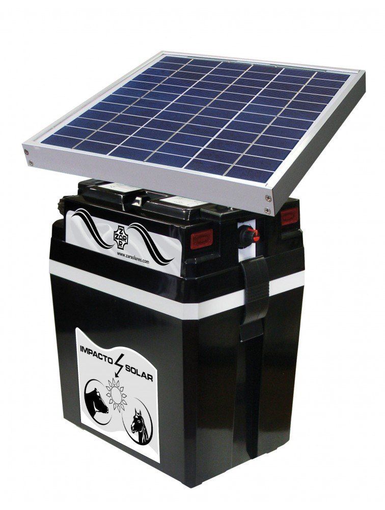 Una caja negra con un panel solar encima