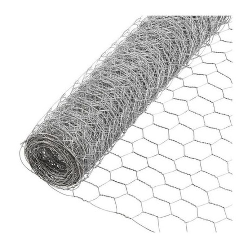 Un rollo de malla de gallinero sobre un fondo blanco.