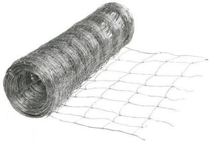 Un rollo de alambre de púas sobre un fondo blanco.