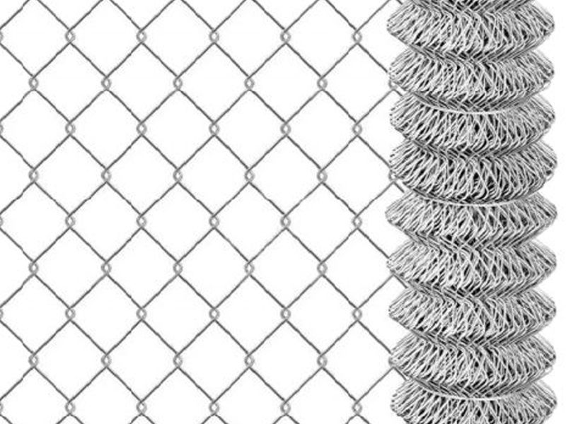 Un primer plano de una valla de alambre sobre un fondo blanco.