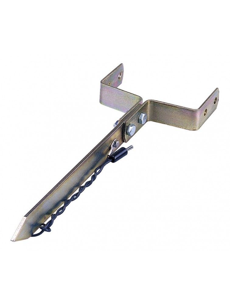 Un poste de metal con una cadena unida a él sobre un fondo blanco.