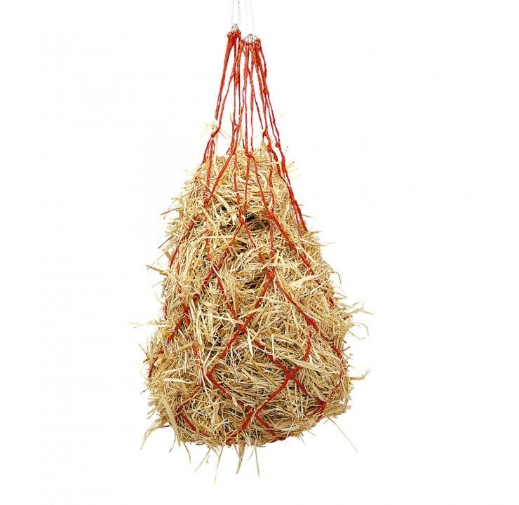 Una bolsa de heno cuelga de una cuerda sobre un fondo blanco.