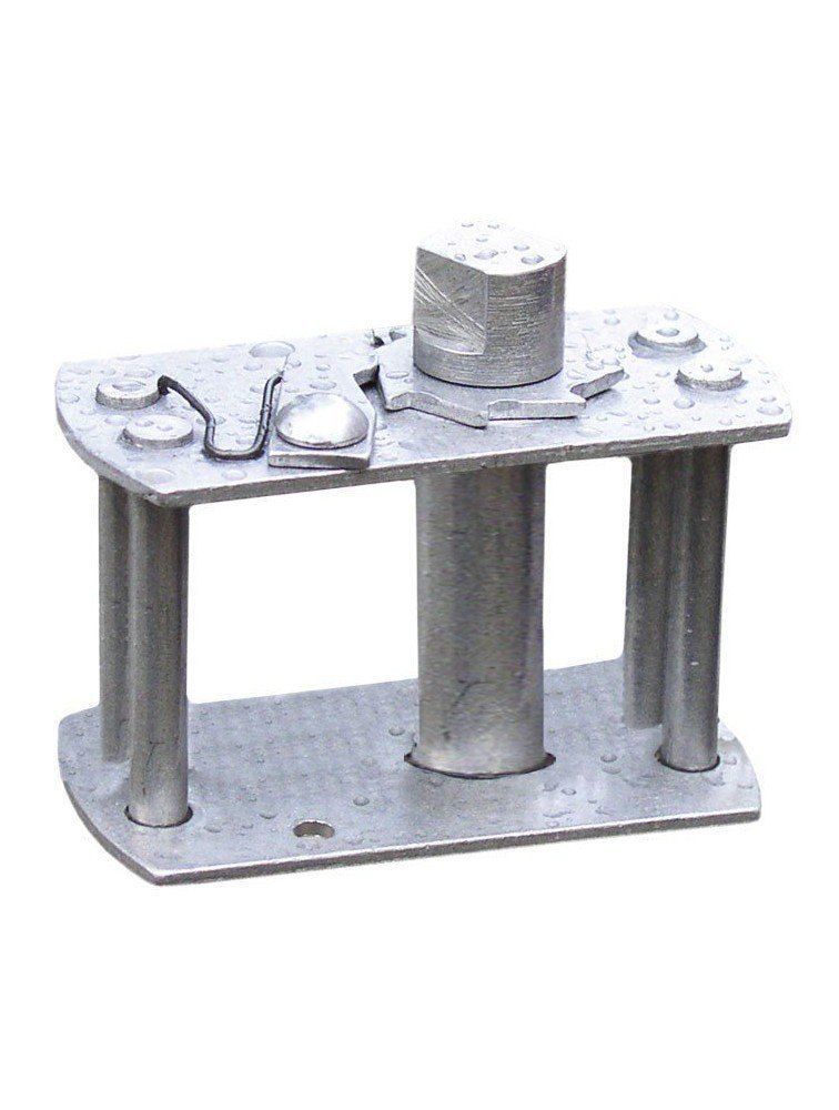 Un primer plano de un objeto de metal sobre un fondo blanco.