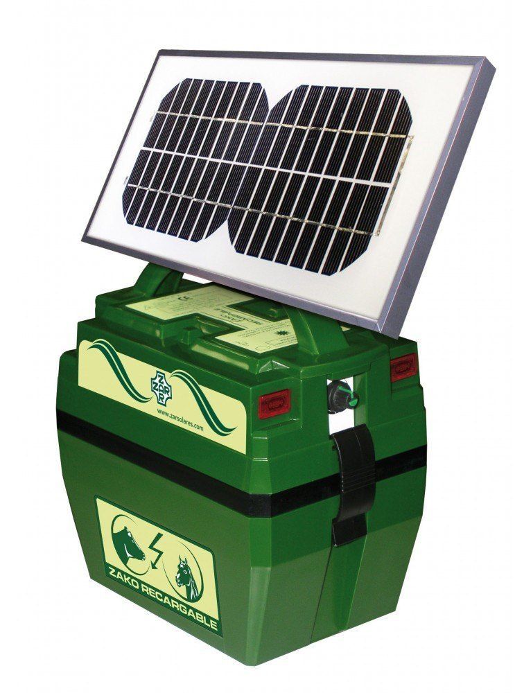 Una caja verde con un panel solar encima.