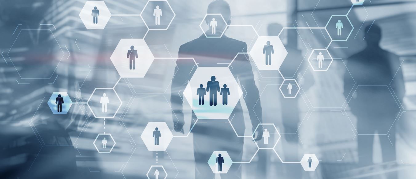 Figuras silueteadas con iconos humanos interconectados.