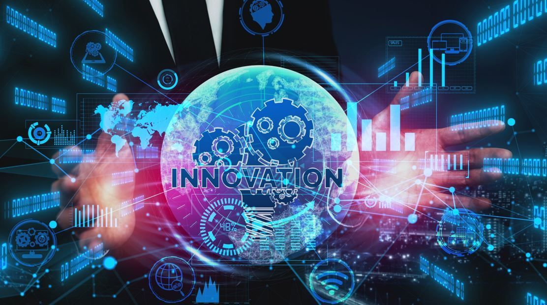 Manos que sostienen un globo terráqueo con la palabra 