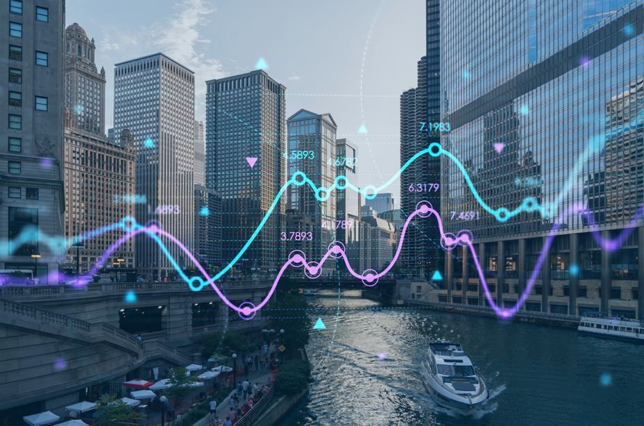 Paisaje urbano de Chicago con gráficos financieros superpuestos. Río con barco; edificios al fondo.