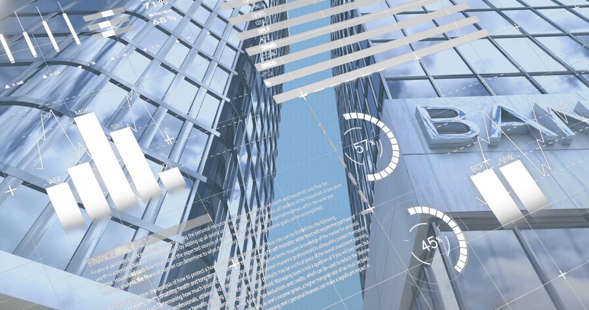 Rascacielos con pantallas de datos financieros superpuestas; conceptos bancarios, azul claro.
