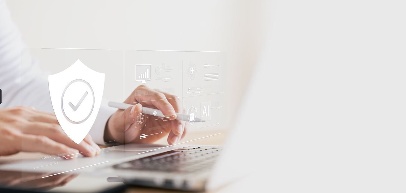 Persona que trabaja en una computadora portátil 