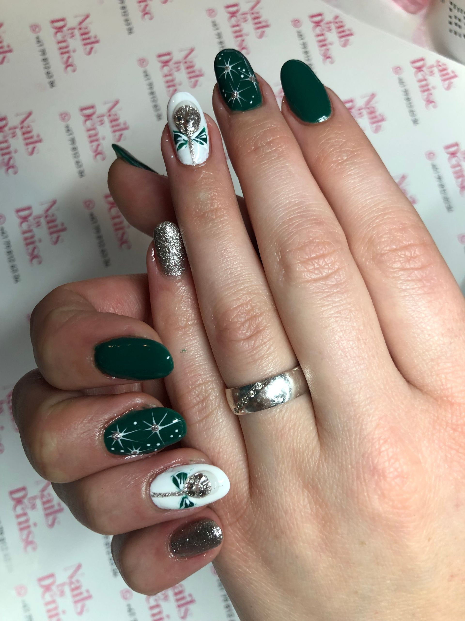 Hände mit Gelnägeln, verschiedene sommerliche Farben, Stiletto Nails vor Granithintergrund