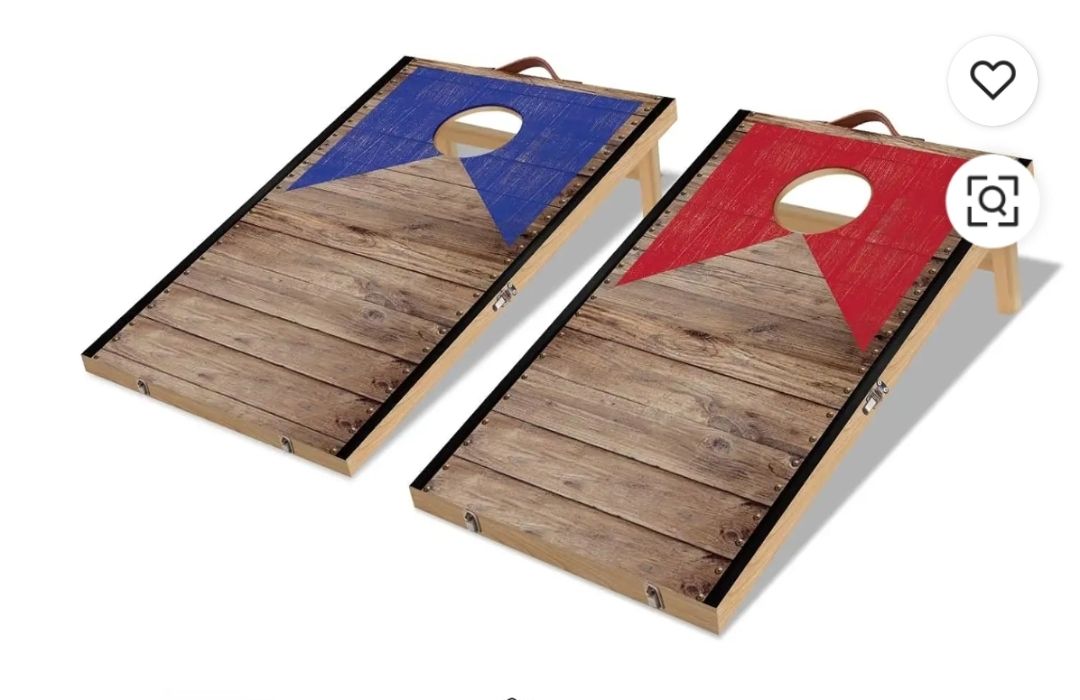 Dos tableros de cornhole, uno azul y otro rojo, con superficies de tablones de madera y agujeros circulares
