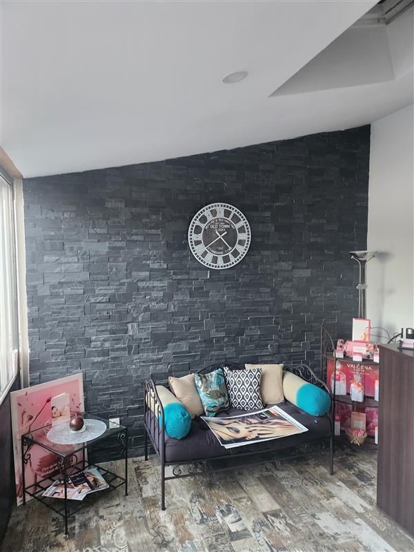 Salle d'attente avec un canapé