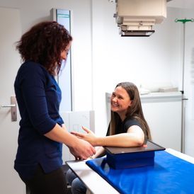 Frau wird an den Händen behandelt