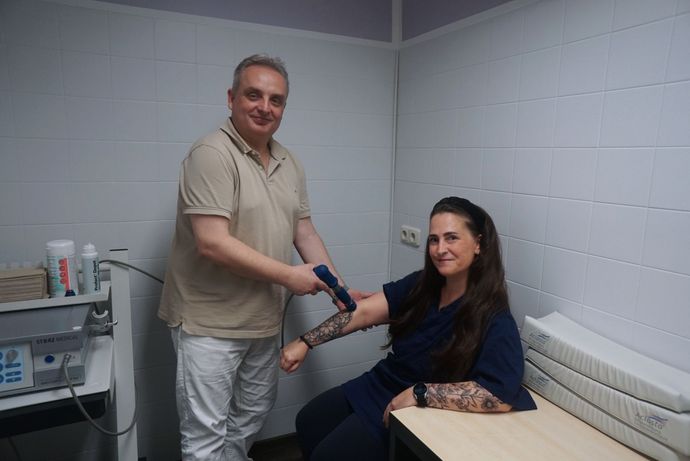Stoßwellentherapie am Arm