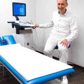 Arzt bereitet sich im Behandlungsraum auf Untersuchung vor