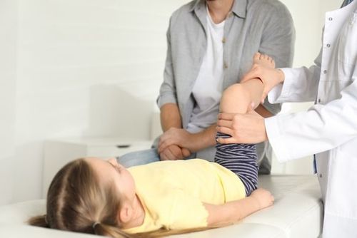 Kind wird am Knie behandelt