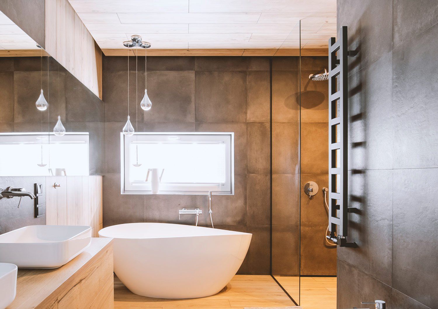 Salle de bains design avec un sèche-serviettes
