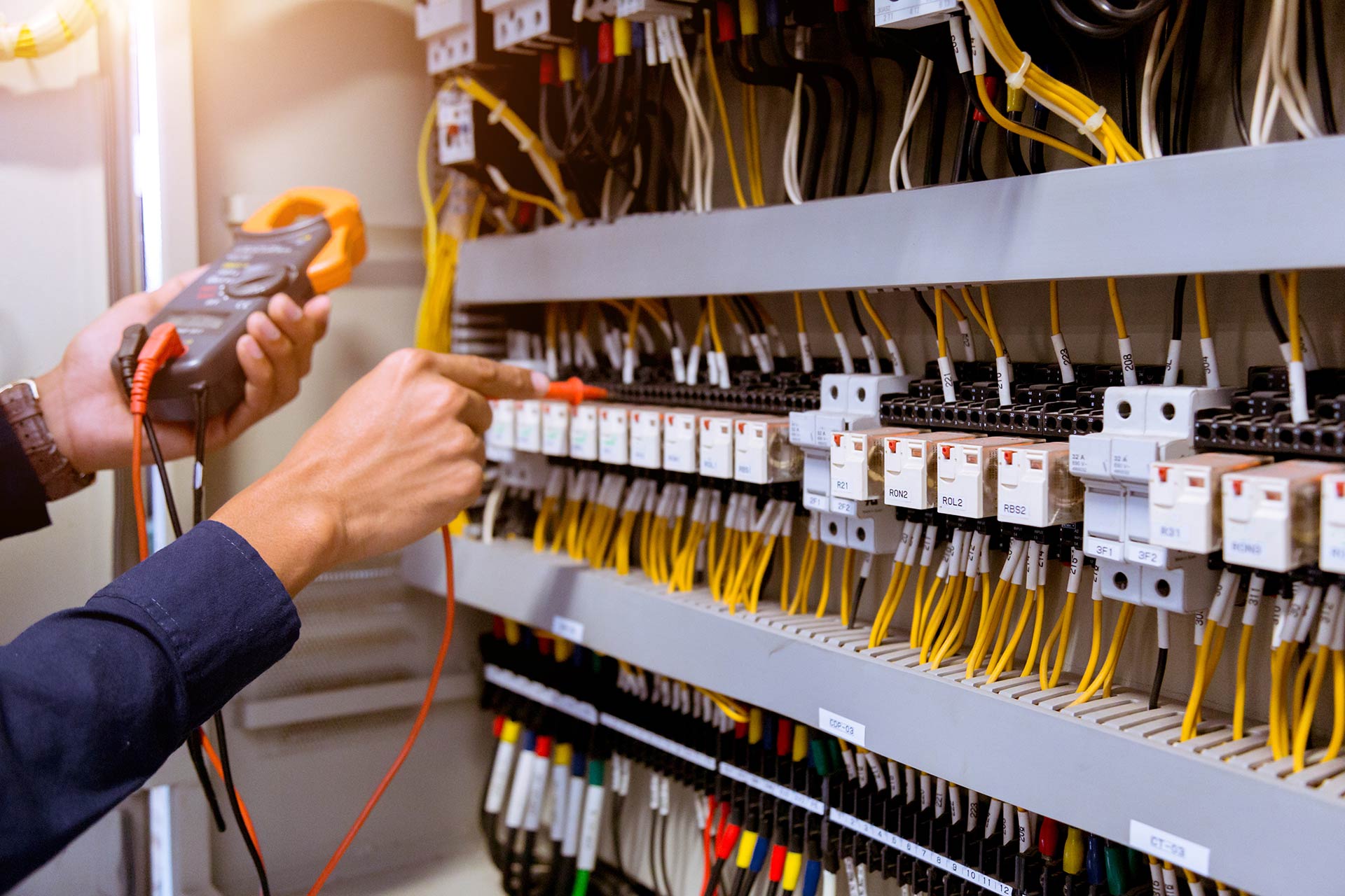 Professionnel assurant la maintenance d'un panneau électrique