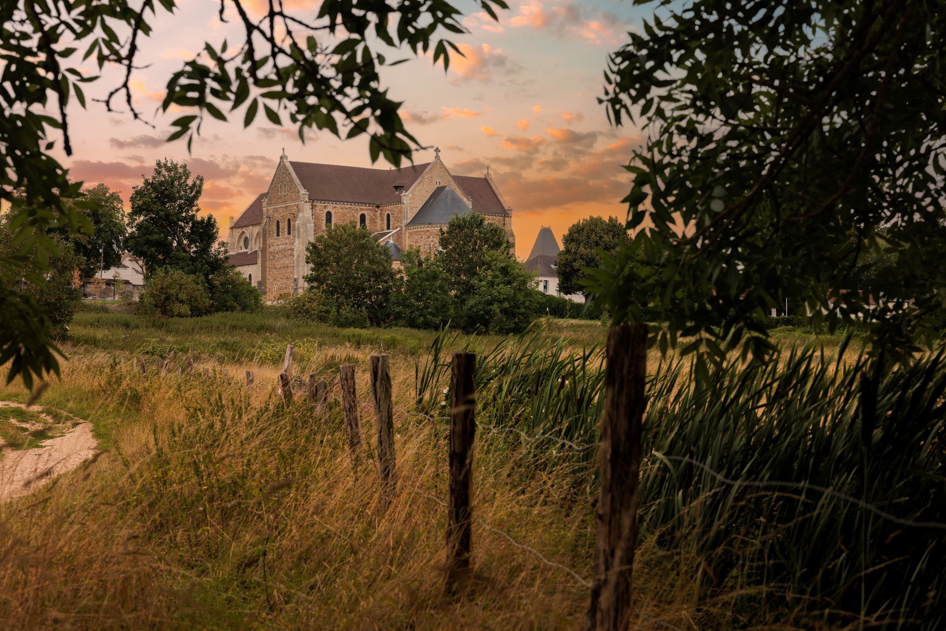 Basilique Notre-Dame-de-Bonne-Garde de Longpont-sur-Orge.