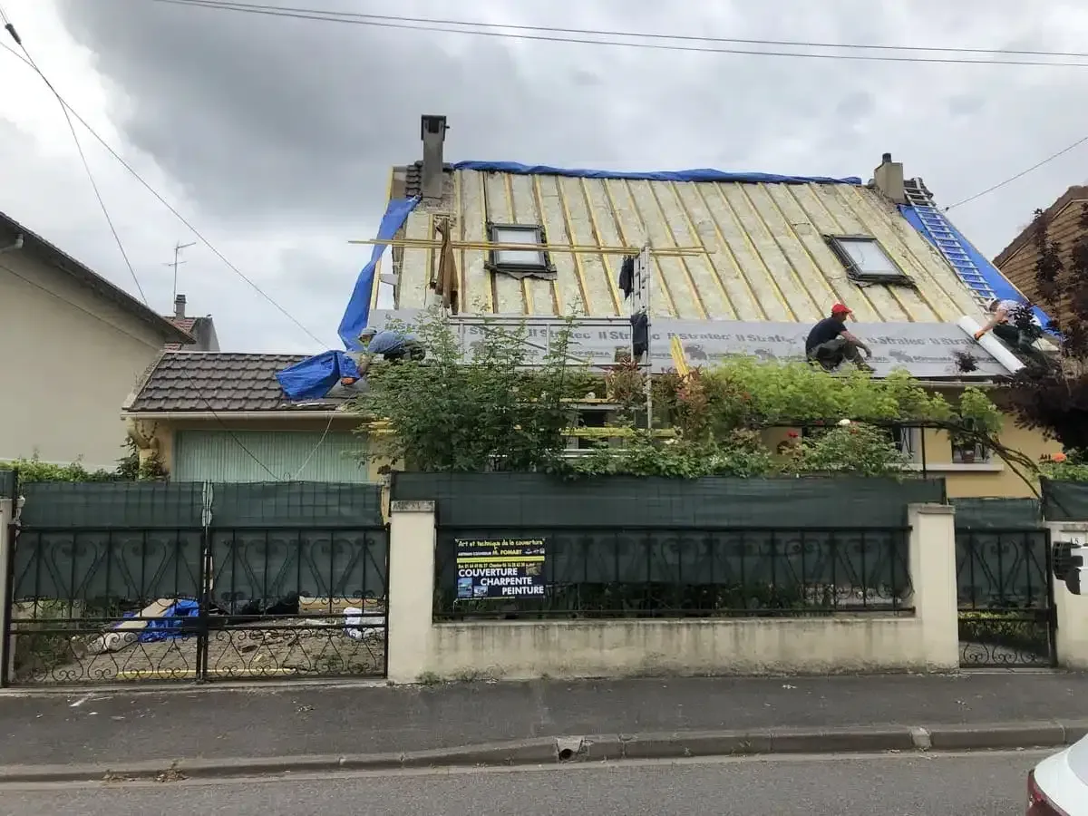 Une toiture de maison de ville en rénovation.