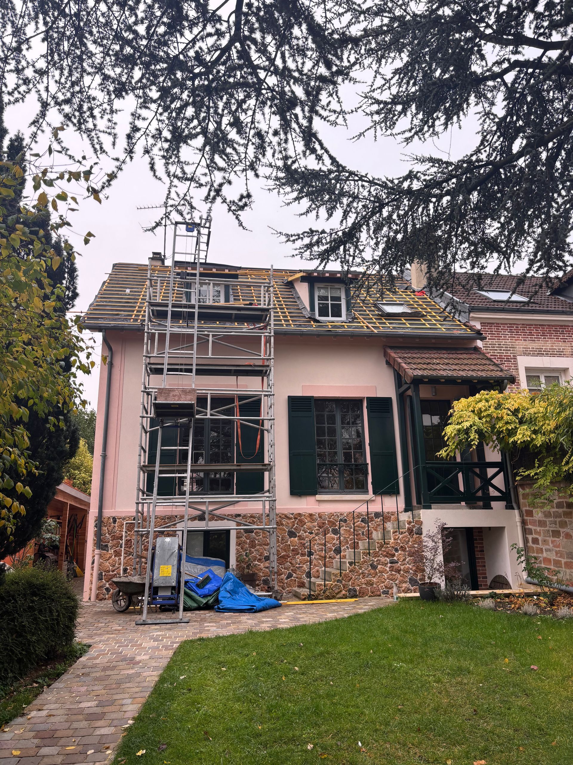 Maison en rénovation avec échafaudages.