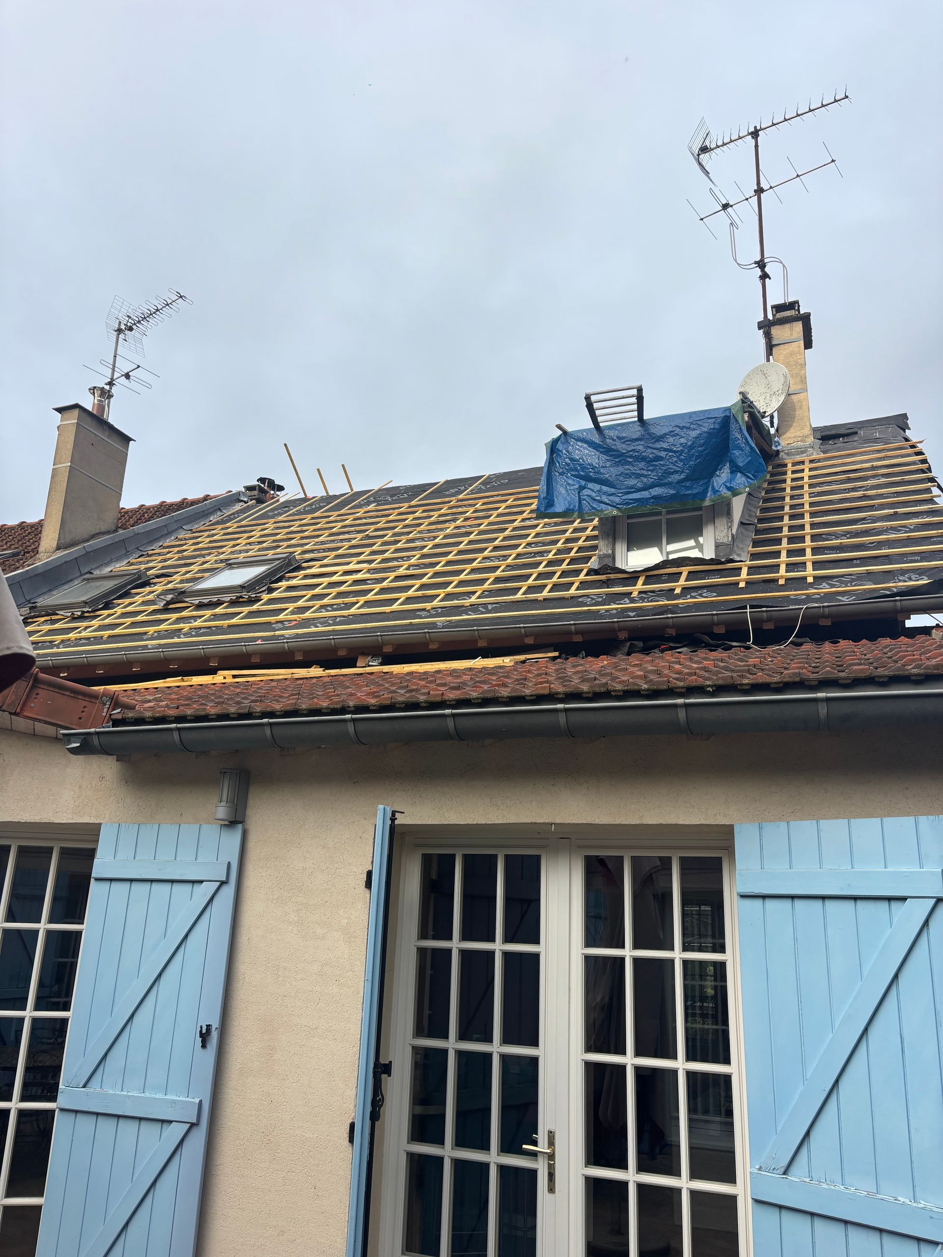 Le toit d'une maison en rénovation.