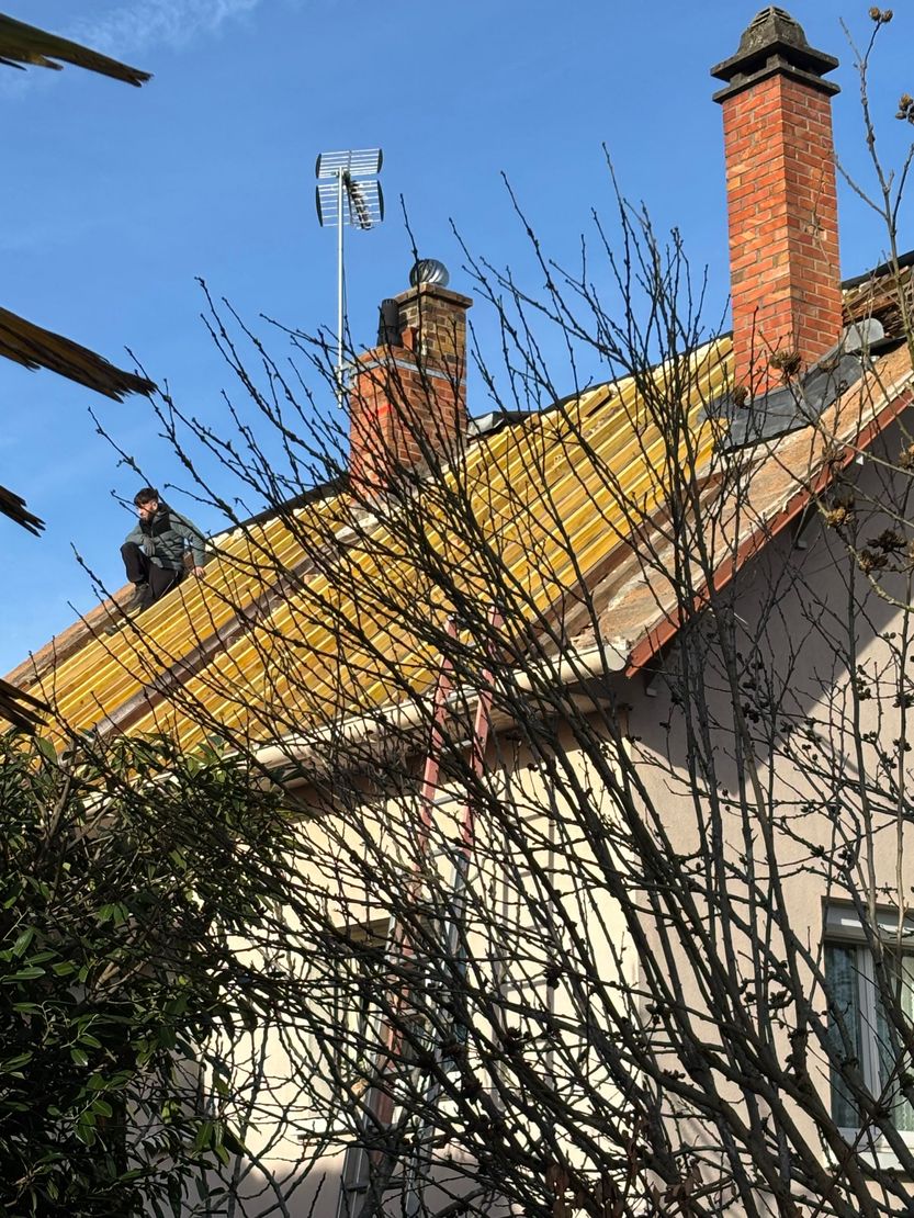 Toit en pente en cours de rénovation.