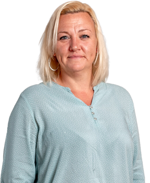 Eine Frau mit blonden Haaren trägt eine hellblauen Bluse