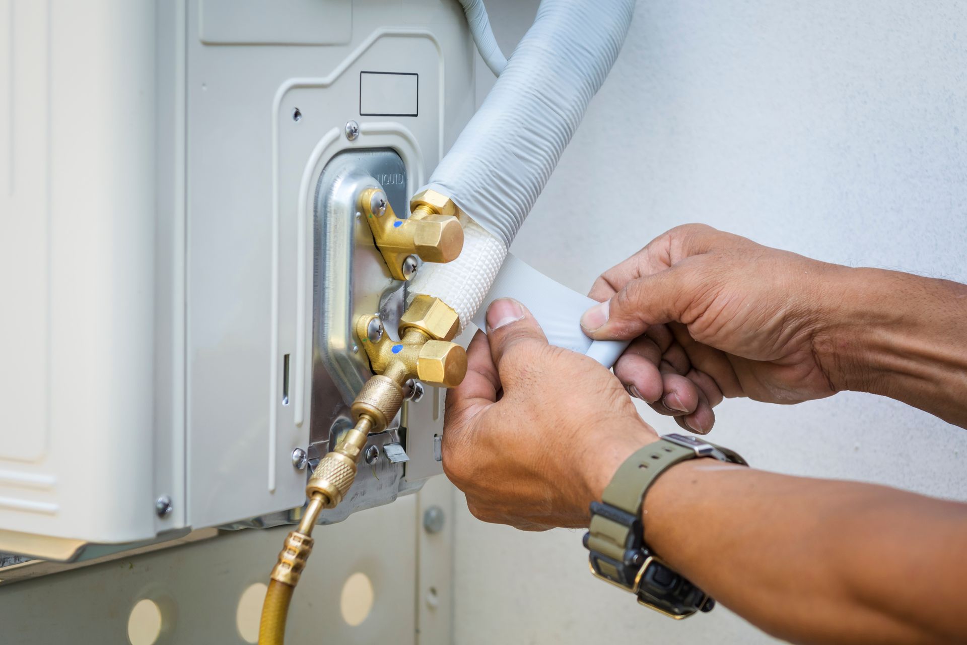 Maintenance en cours sur chauffe-eau par chauffagiste, page Argenteuil