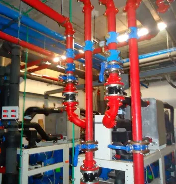 Un montón de tubos rojos y azules en una habitación.