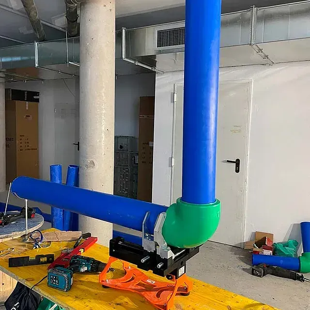 Un montón de tubos azules están colocados encima de una mesa de madera.