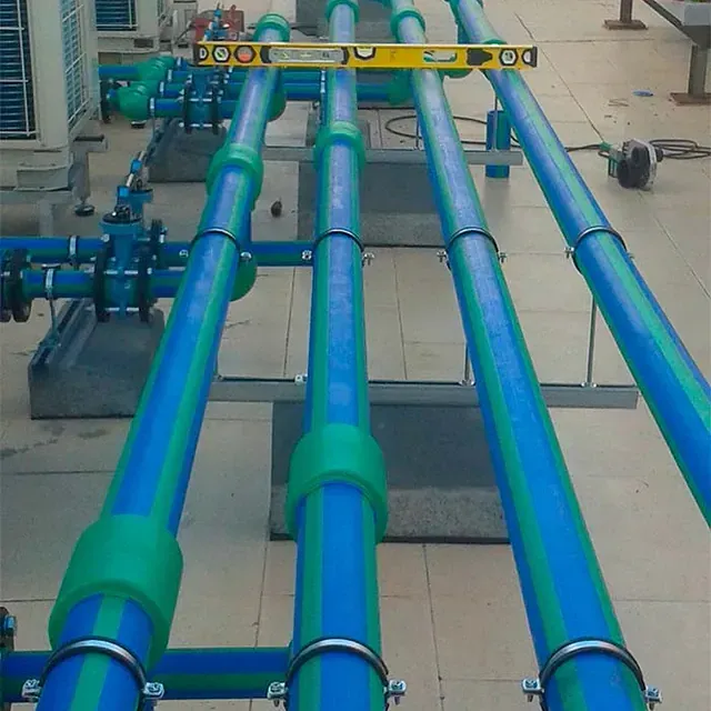 Una fila de tubos azules y verdes con un nivel amarillo encima de ellos