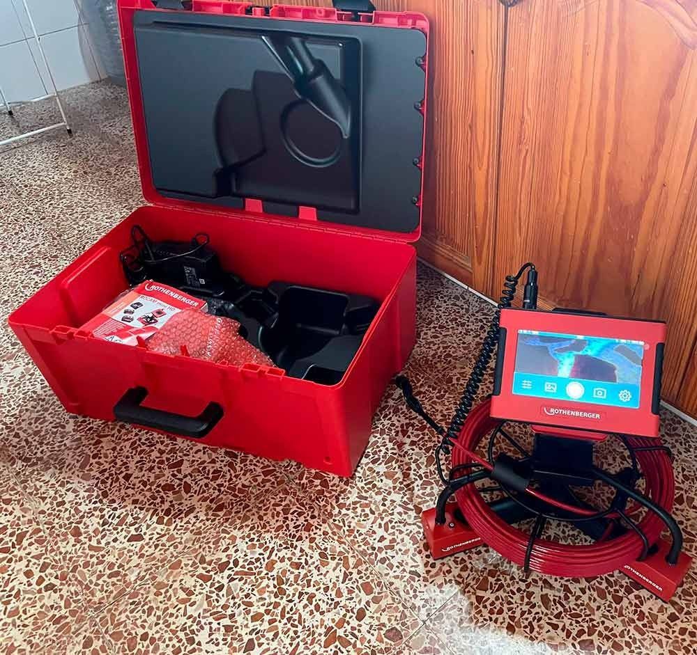 Una caja roja con una cámara dentro