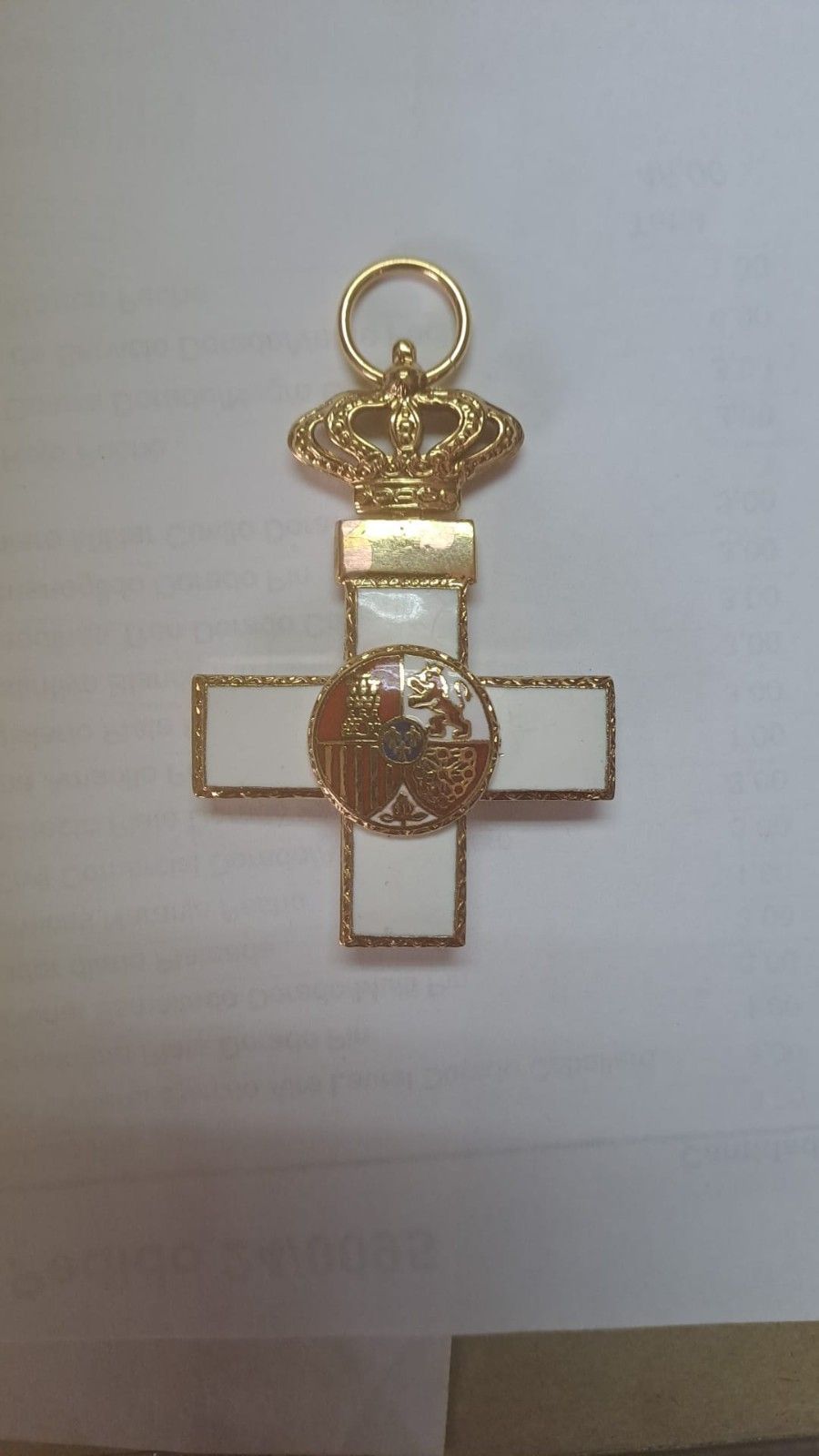 Icono de marcador de posición gris claro con un sol y montañas sobre fondo blanco