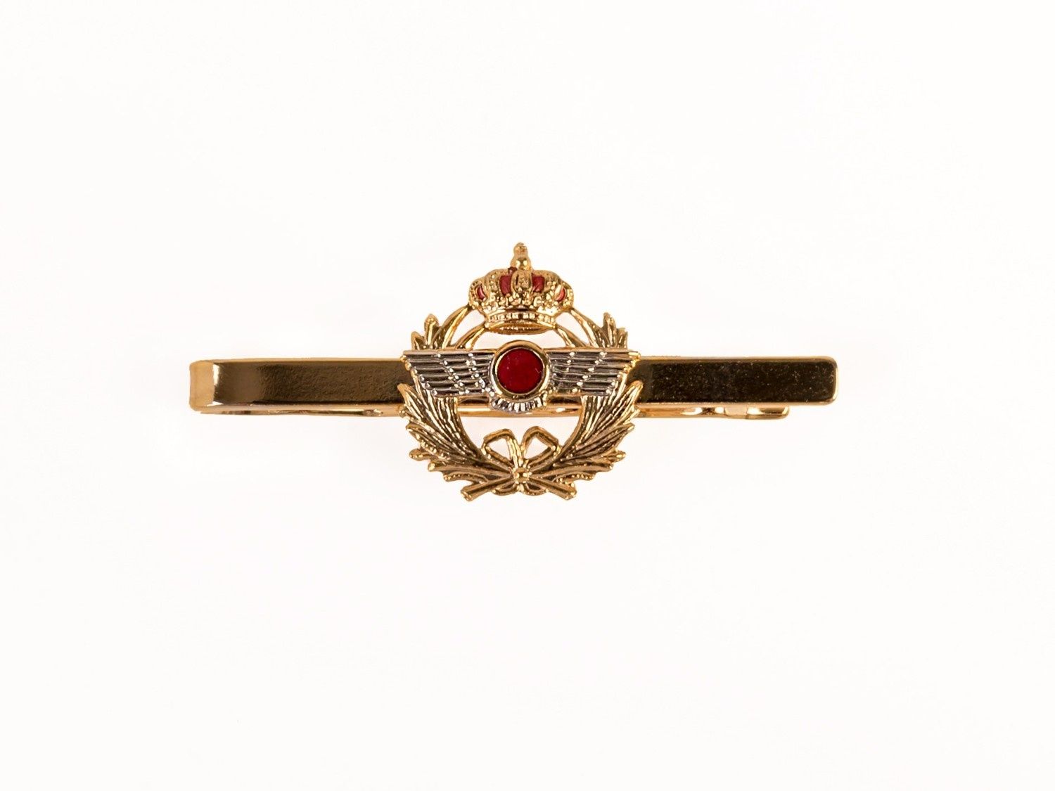 Insignia dorada de estilo militar con un emblema central rojo y una corona de laurel sobre fondo blanco.